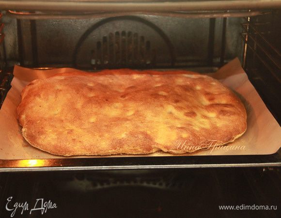 Предварительно разогреть духовку до 230*С по крайней мере за 15 минут до выпечки. Побрызгать водой внутри печи и на лепёшку. Выпекать в течение 15 минут при 220*С, дважды сбрызгивая водой печь. Перевернуть хлеб и выпекать еще 8 минут при 200*С 