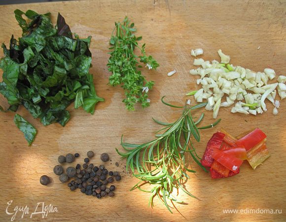 Первым делом за 3-4 дня (можно и неделю) приготовим ароматное масло. 
Сначала подготовим ароматные травы (у меня базилик зеленый и красный, розмарин, тимьян), немного острого красного перца, чеснока, душистый перец и черный перец.  Базилик, перец и чеснок измельчить. 