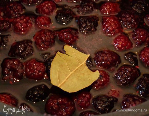 Поместите несколько небольших блюдечек в морозильную камеру. Смешайте ягоды, сахар, лимонную цедру и сок, соль, лавровый лист в большой, тяжелой кастрюле. Доведите до кипения, помешивая, чтобы растворить сахар и растирая слегка с картофельным прессом. Варить, помешивая, пока джем не загустеет, от 15 до 17 минут. Снимите кастрюлю с огня.