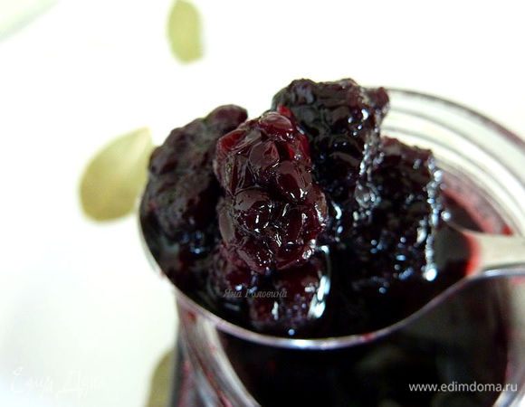 Половину пропустить через сито; выбросить семена. Смешать всё вместе.
Вынуть блюдечко из морозильной камеры и капнуть ложку джема на блюдце. Вернуть в морозильник на 1- 2 минуты, затем аккуратно зацепить края джема с пальцем. Если будет готов, он должен держать свою форму. Если жидкий и растекается, вернуть на огонь, трестировать каждые 2 минуты, до готовности. Удалить лавровый лист и выбросить.