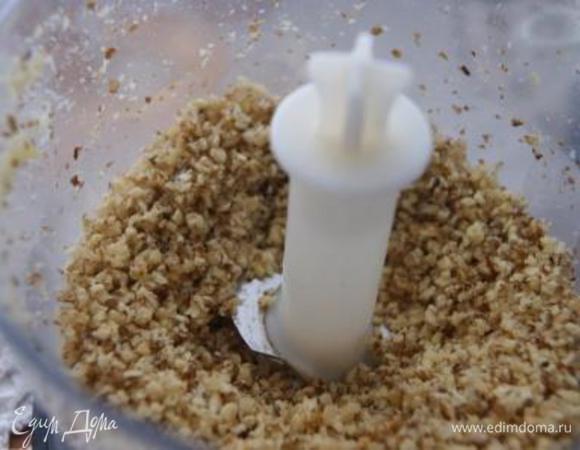Грецкие орехи измельчить в блендере.