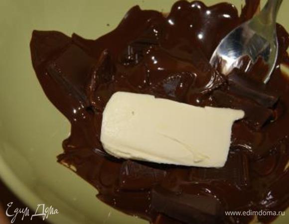 Тем временем приготовить шоколадную глазурь. Растопить шоколад с кусочком слив.масла.
