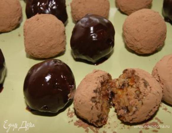 Достать конфетки из морозилки. Часть конфет покрыть глазурью, часть какао. Отправить в холодильник на пару часов.
Приятного и здорового вам чаепития=)