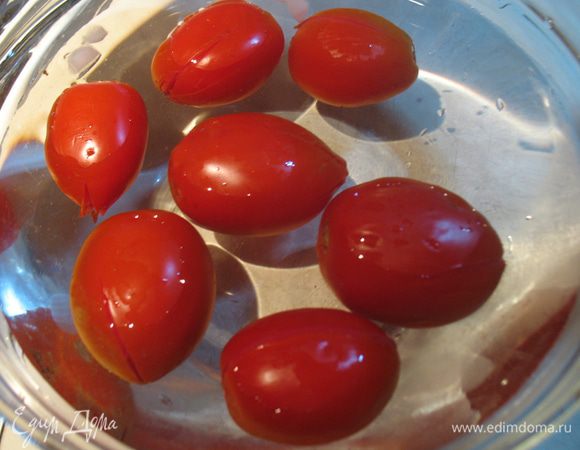 Вынимаем и опускаем в холодную воду, я кладу еще и лед. 