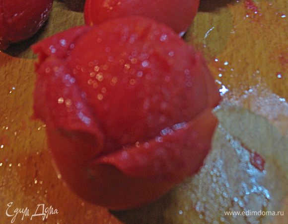 С помидора снимаем кожицу (раздеваем его). Разрезаем пополам или на 4 части зависит от величины плода. 