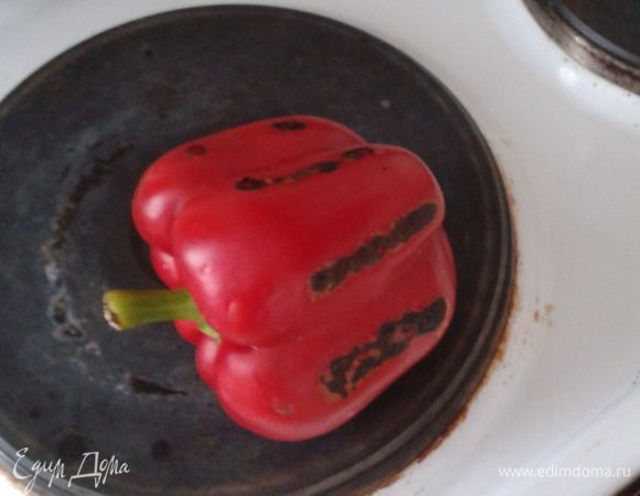 Болгарский перец обжечь до черноты и положить с пакет, очистить и нарезать длиной соломкой.