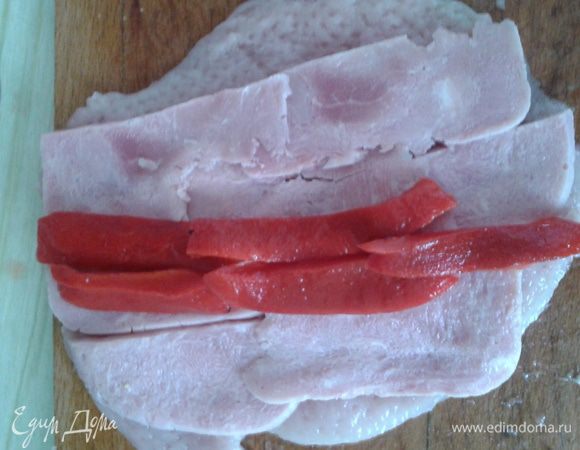 На отбитую грудку уложить в один слой ветчину, в середину перец не солить, а только поперчить, завернуть рулетом и перевязать шнуром (техника - петля вперед).