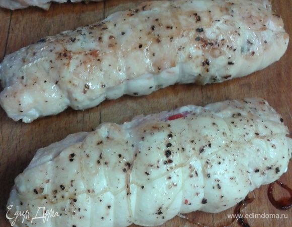 Готовым рулетам дать отдохнуть 5-7 минут, снять шнур (если перевязка правильная, то шнур снимается очень легко за один край).