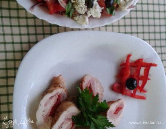 Нарезать по диагонали и подавать с овощным салатиком, у меня на фото - греческий. Приятного аппетита!