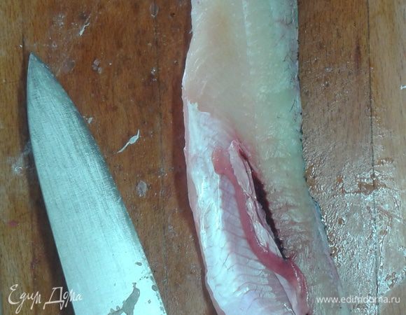 Разделайте рыбу на филе (разрезом вдоль спинки, начиная с головы).