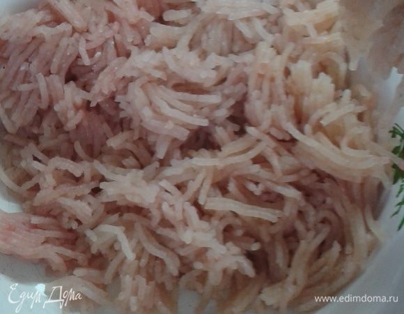 Пропустить филе через самую мелкую решетку мясорубки, если мелкой нет, то дважды.