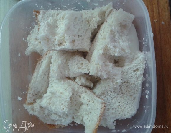 Мякиш хлеба (один-два кусочка) залить 200 г. сливок 23% жир. и дать впитаться