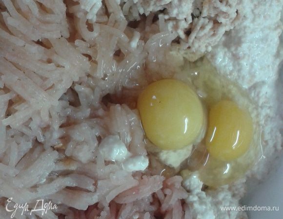 Пропустить через мясорубку хлеб, добавить яйца, соль, перец, и лук, (крупную луковицу мелко порезать и обжарить до золотистого цвета) и тимьян и вымешать фарш.