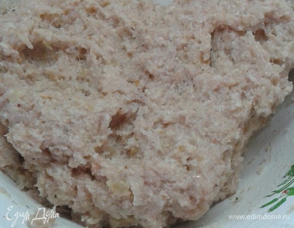 Вот такой фарш получится! Сформировать котлеты, обвалять в муке и обжарить на оливковом масле до золотистой корочки. Подавать с картофельным пюре. Приятного аппетита!