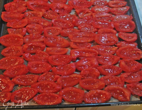 Вынимаем серединку и кладем на противень, сбрызгиваем растительным маслом. Ставим в духовку при температуре 100 градусов на 3 часа, после этого проверяем. (чем толще стенки помидорок, тем больше времени надо).  Когда помидорки почти готовы солим и оставляем в духовке минут на 30.  Дверку духовки полностью не закрывать, чтобы влага лучше испарялась. 