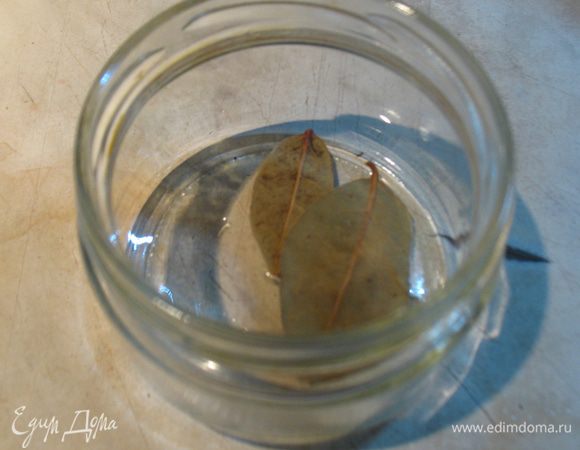 на дно банки кладем лавровый лист (он служит как консервант). 
