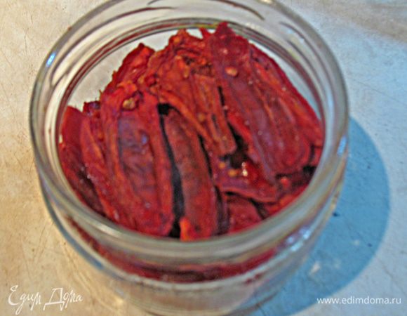 Баночки заполняем помидорками. 