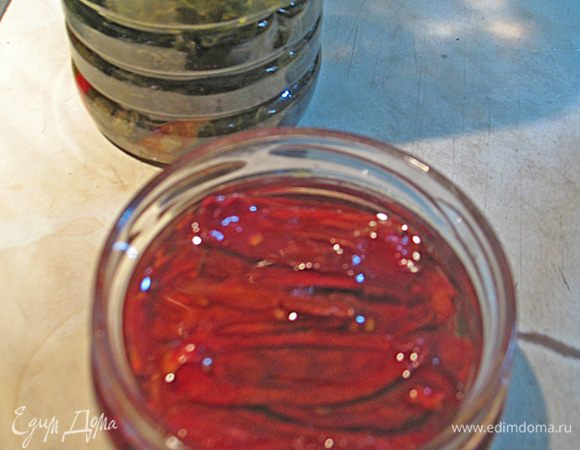 заливаем до верху ароматным маслом. Закрываем и ставим в холодильник. Если хотите можно еще положить и порезанный чеснок.