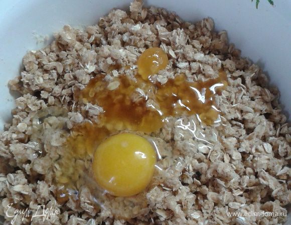 Добавить яйца и мед.