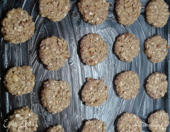 Чайной ложкой набирать тесто размер - грецкий орех - выложить на пергамент смазанный слив. маслом оставляя расстояние между печеньем, чуть приплюснуть. Выпекать при 180 гр. 20 минут. Готовое печенье остудить на решетке.
