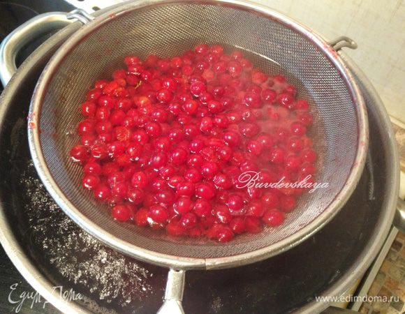 Бланшируйте калину: вскипятите воду в большой кастрюле и опустите в нее дуршлаг с калиной на 5 минут для того, чтобы ягоды стали мягкими и потеряли свою горечь.