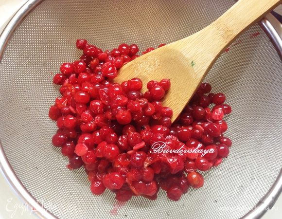 Перетрите калину деревянной ложкой через сито. Переложите в чистую кастрюлю.