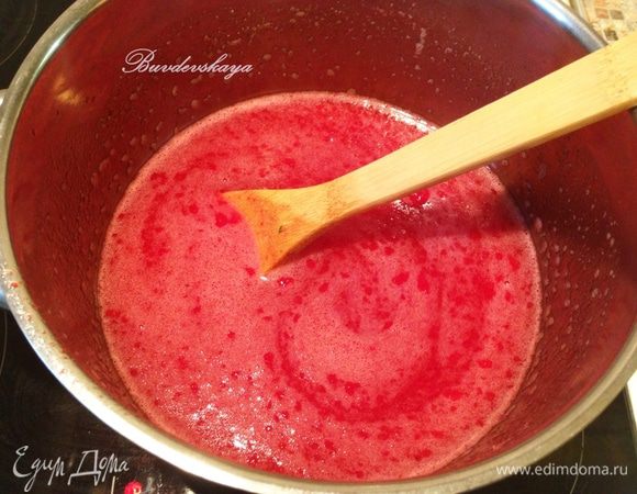 В пюре из калины добавьте сахарный песок (количество сахара можно уменьшить до 800 г, если не любите очень сладкое) и воду. Тщательно перемешайте.