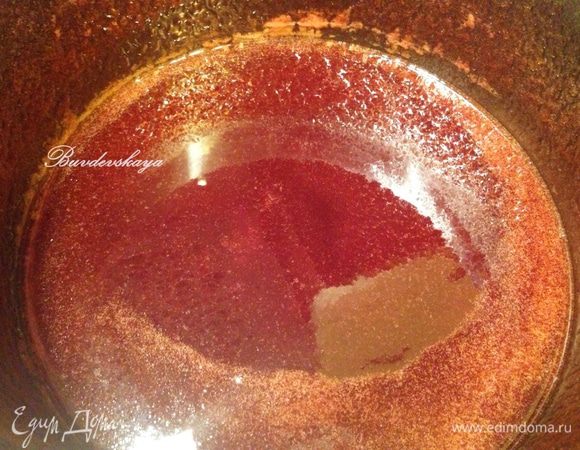 Варите калину на медленном огне около 50 минут до загустения (нужно учитывать, что окончательно желе застынет уже в банке).