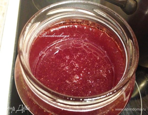 Желе разлейте по стерилизованным банкам и храните в холодильнике.