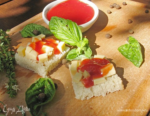 ИЛИ  сделать конфитюр по рецепту ОльгиЧ   http://www.edimdoma.ru/retsepty/42418-konfityur-iz-pomidorov-s-limonom-i-koritsey
.Я его немного изменила, вместо корицы положила базилик и красный острый перец. Получилось очень вкусно. Особенно с овечьей брынзой. 

