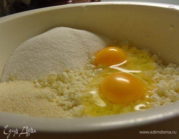 Замесить тесто из творога, яиц, манки, соли, сахара. Я мешала все вилкой.