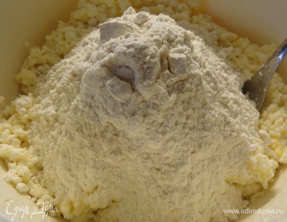 Добавить столько муки, сколько возьмет тесто. Примерно до состояния "рыхлого комочка".