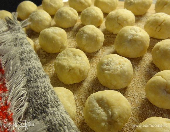 Отварить вареники в кипящей подсоленной воде, пока они не всплывут. Изловить их шумовкой, положить в глубокую мисочку с кусочком сливочного масла и как следует потрясти, чтобы масло покрыло все вареники.