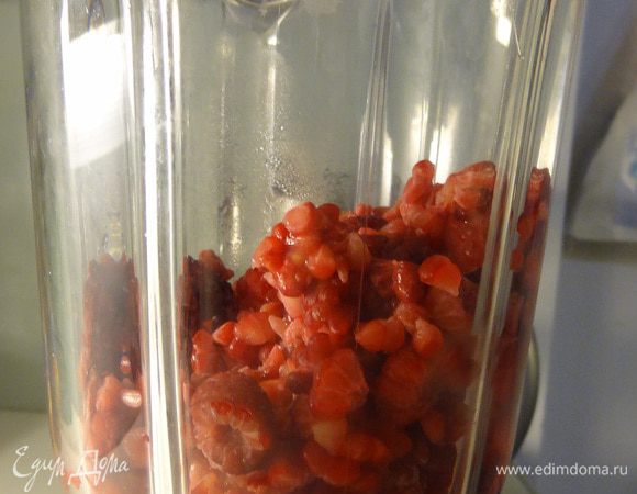 Пока вареники варятся, приготовить ягодный соус "Кули" следующим образом:
1. Ягоды (у меня были замороженные, я их разморозила предварительно) взбить блендером.
2. Из сахара и воды сварить сироп.
3. Соединить сироп с ягодной массой и взбить.
4. Полученную массу протереть через сито, чтобы избавиться от зернышек.