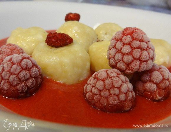 Можно кушать - со сметаной, медом или вареньем. У меня в данном случае с ягодным соусом "Кули".
Приятного аппетита!