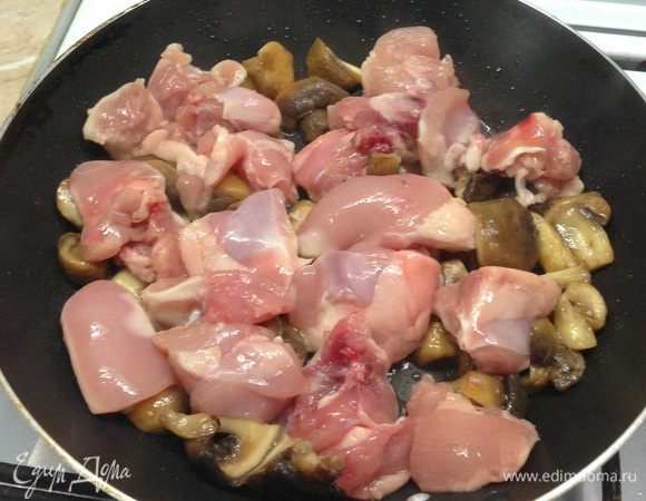 Шампиньоны (при необходимости разморозить) порезать на 2-4 части (в зависимости от размера). Куриное мясо нарезать средними кусочками, обжарить с шампиньонами до готовности.