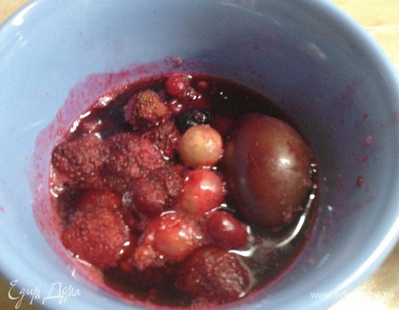 Ягоды, если замороженные, разморозить. Из 2-3 ягод выжать сок с мякотью.