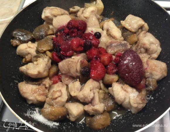 Оставшуюся часть ягод добавить к обжаривающемуся мясу с грибами, добавить 1 ч.л. сахара, перемешать.