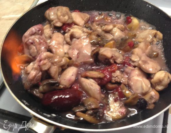 В сковороду добавить алкоголь, поджечь, дать прогореть.