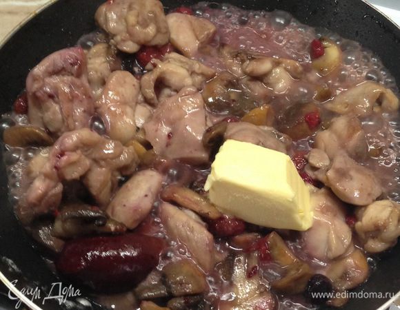После того как огонь потухнет, добавить сливочное масло, снять с огня.