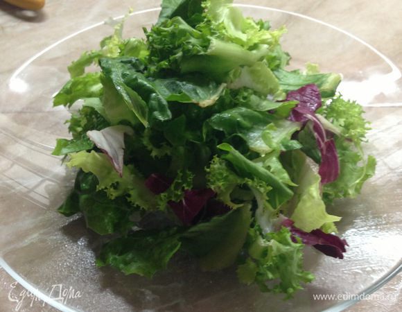 На тарелку выложить листья салата.
