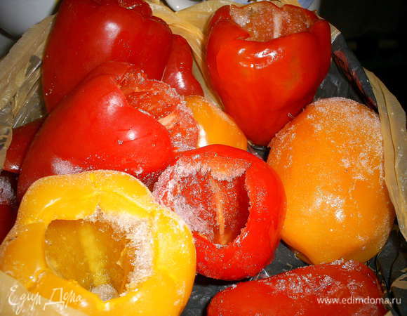 Перец можно использовать свежий или целый замороженный. Перец необходимо помыть и почистить от семян. Свежий перец необходимо отварить в кипящей соленой воде 5 минут. 