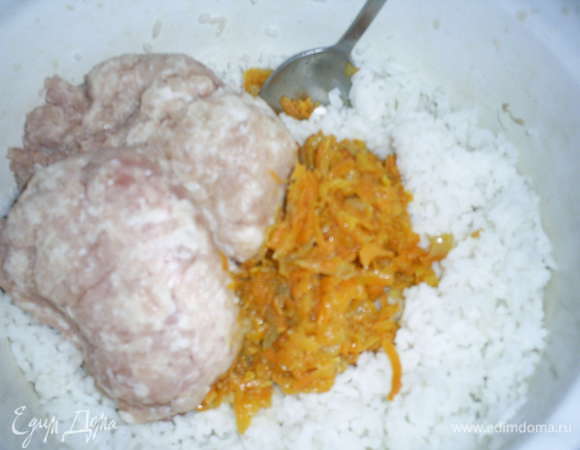 Морковь и лук чистим, лук нарезаем мелкими кубиками и обжариваем до прозрачности на растительном масле, морковь натираем на крупной терке и добавляем к луку. Солим и добавляем сахар. Жарим до готовности.
Заранее отвариваем рис в подсоленной воде. Добавляем к нему готовый фарш и половину жареного лука с морковью. Солим, перчим по вкусу и тщательно смешиваем.