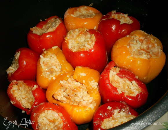 Полученным фаршем наполняем подготовленные перцы и укладываем их плотно в кастрюлю. Я укладываю их в два ряда. Между рядами перцев и сверху равномерно распределяем оставшуюся половину жареного лука с морковью.