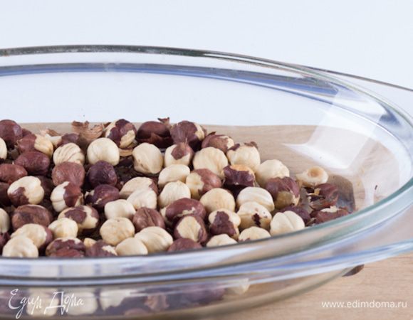 Для начала следует подсушить орехи, это сделает их более вкусными и ароматными. Для этого разложить орехи в один слой на противне и отправить в предварительно разогретую до 150С духовку на 15 минут. Не передержите – может горчить.