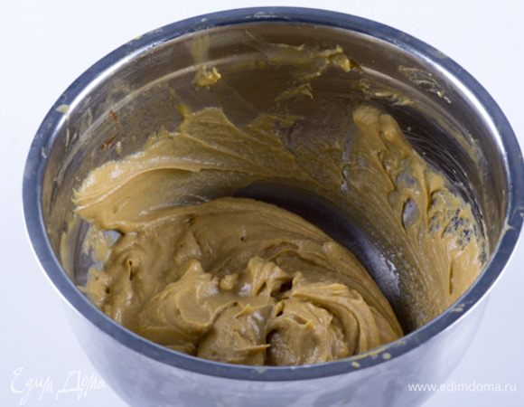 Пока готовится наше безе, можем приготовить крем. Для этого взбить миксером масло до пышного состояния. Теперь начинаем понемногу добавлять сгущённое молоко смешанное с кофейном экстрактом, продолжая постоянно взбивать. Но при этом взбивание не должно происходить слишком долго, чтобы масло не начало отделяться. Кроме того, температура «сгущенки» и масла обязательно должна быть одинаковой – комнатной, тогда оба компонента объединяться и не будет происходить отслоения масла. Если же все-таки Вы заметили, что крем начал расслаиваться (то есть перевзбили или взяли продукты разной температуры), то нужно крем поставить на водяную баню и постоянно перемешивая слегка его подогреть. Как только крем опять начнет становиться гладким, хорошо перемешать его и убрать в холодильник до использования.