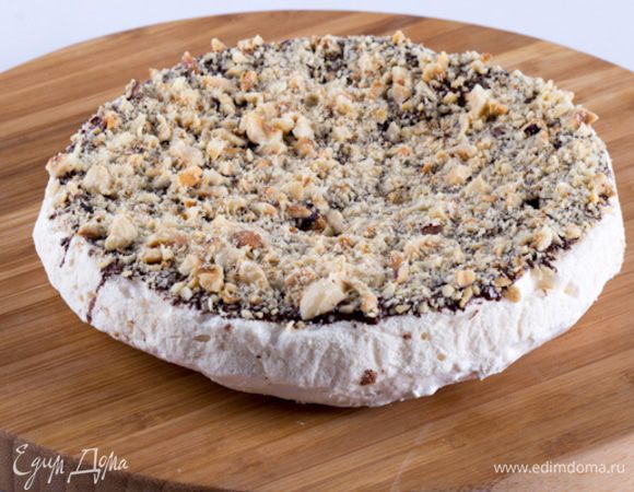 Подсушенные и остывшие орехи раздробить.
Смазываем коржи с помощью кисточки шоколадом и посыпаем орехами. Так орехи прилипнут, и никуда не денутся, а защищенные с помощью шоколада, коржи не размокнут от крема. Средний корж следует покрыть шоколадом и ореховой крошкой с обоих сторон. Следует подождать пока одна сторона застынет, можно убрать в холодильник, а только потом покрывать вторую сторону.

