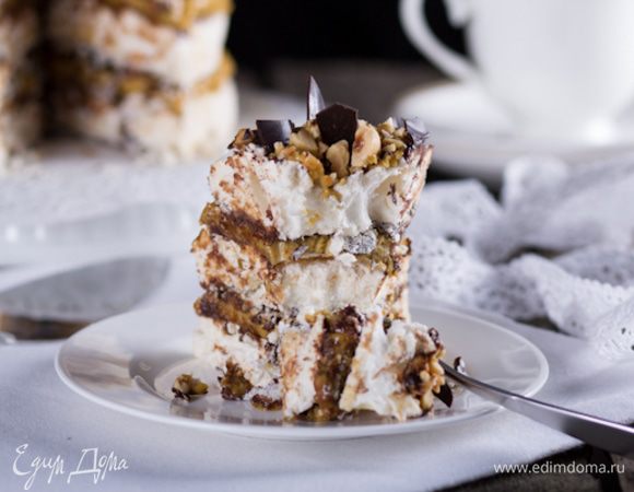 Резать аккуратно, так коржи очень хрупкие. Скорее всего идеально ровные кусочки нарезать не получится, но это никак не отразиться на вкусе :)

Вкусного вам чаепития!