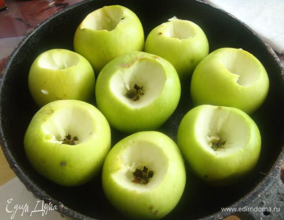 Яблоки вымыть, высушить, вырезать сердцевину, плотно составить в форму для выпечки. У меня старая глубокая чугунная сковорода, которая идеально подходит для 6-7 крупных яблок.