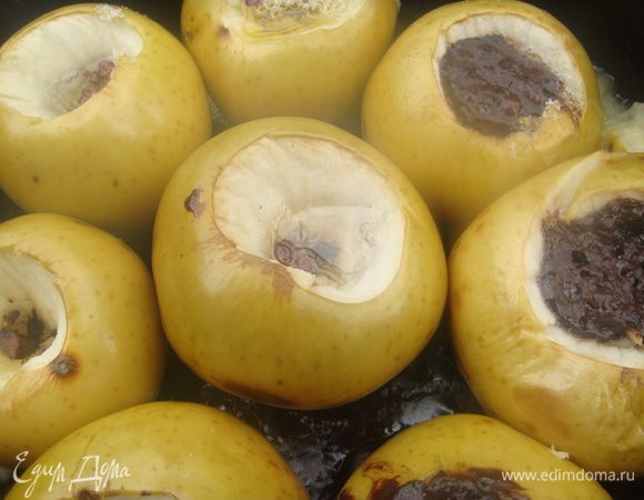 Готовые яблоки вынуть, остудить и подавать.